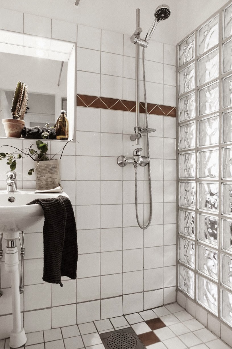 c@sas de película: Ideas para pequeños baños en blanco.