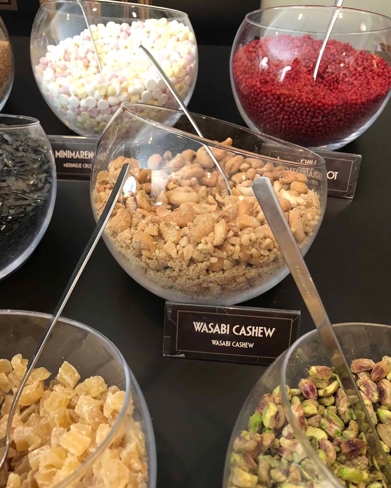 Tämän vuoden erikoisuus: wasabi cashew Päällysteitä riittää jokaiseen makuun