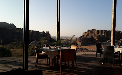 terraza-hotel-isalo-rock-lodge-en-madagascar-con-enlacima