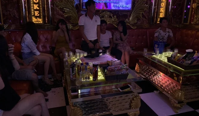 Quán karaoke đón khách giữa mùa dịch Quán karaoke đón khách giữa mùa dịch