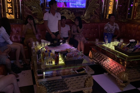 Quán karaoke đón khách giữa mùa dịch