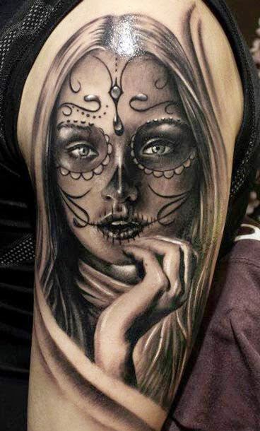 Vemos un tatuaje de catrina la muerte bella