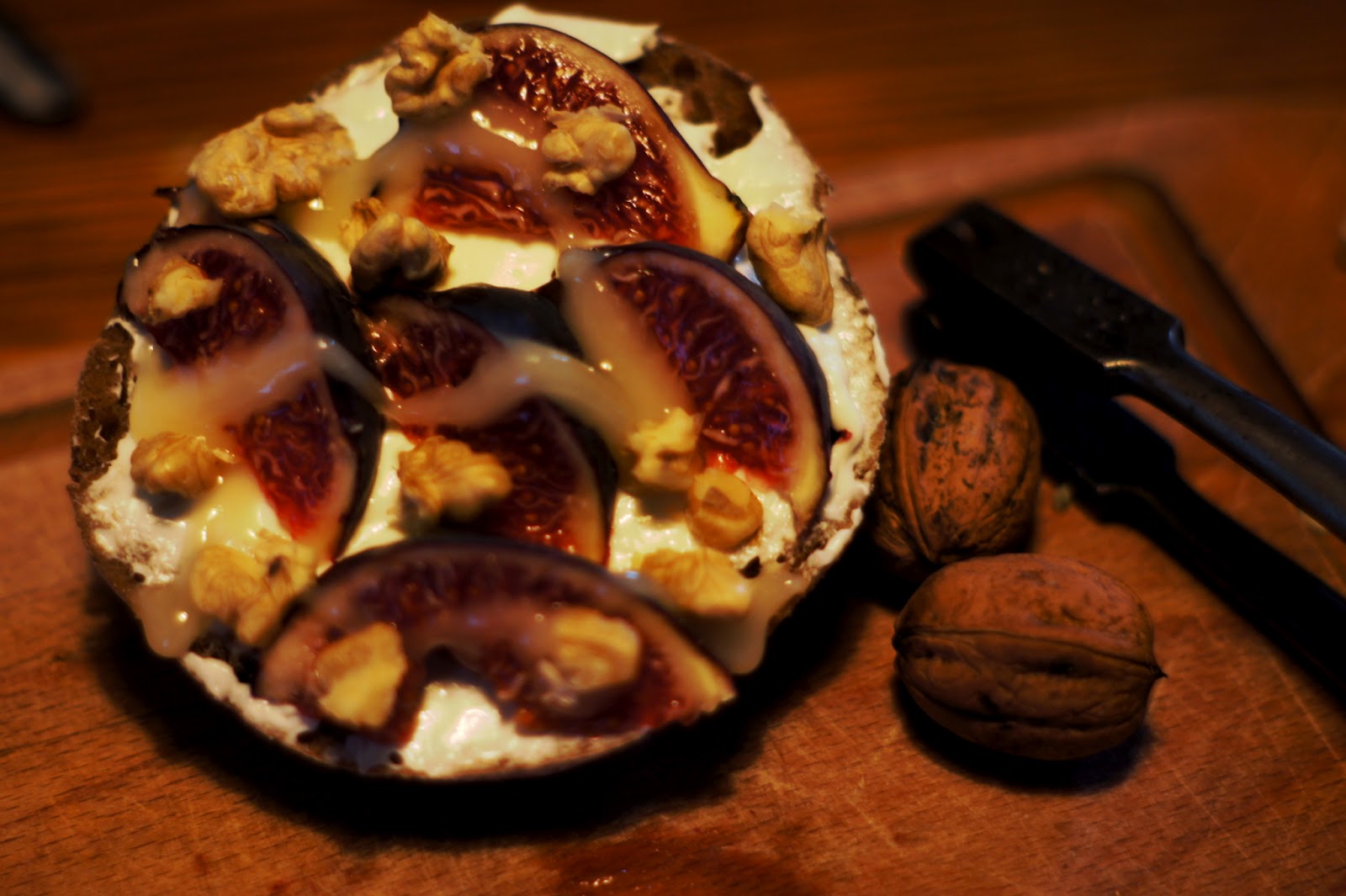 whatmyboyfriendcookedtoday: Feigen mit Honig und Walnüssen auf Frischkäse