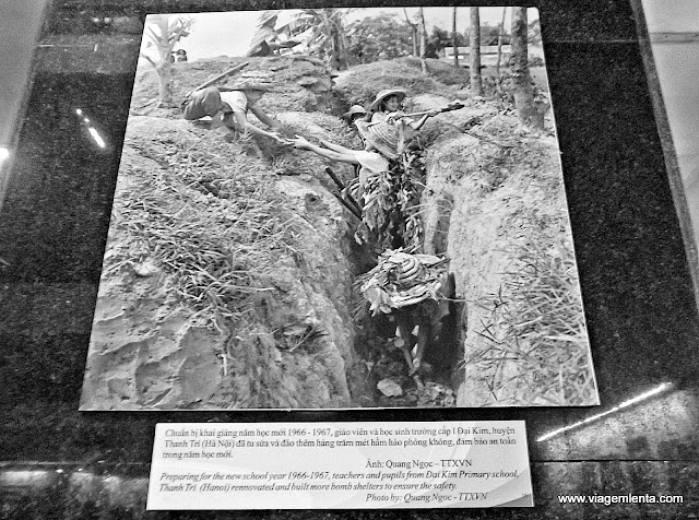 Crianças cavando trincheiras na guerra
