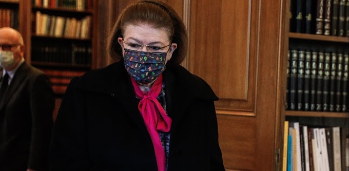 Κυβέρνηση για υπόθεση Λιγνάδη: Δεν υπάρχει θέμα παραίτησης Μενδώνη