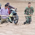 Terobos Arus Sungai, Anggota TNI Bantu Warga Perbatasan Evakuasi Kendaraan