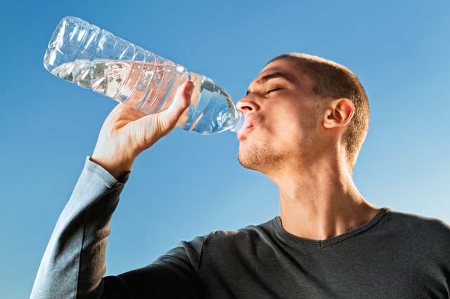 المياه المعبأة أم مياه الصنبور: أيهما أكثر صحة؟ المياه المعبأة أم مياه الصنبور: أيهما أكثر صحة؟