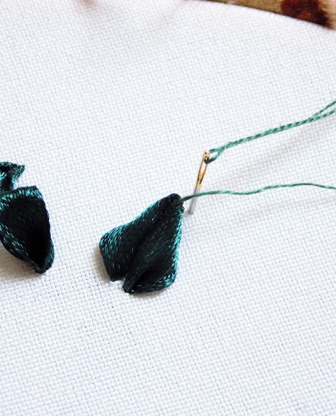 Sử dụng kim và chỉ để làm mũi cố định