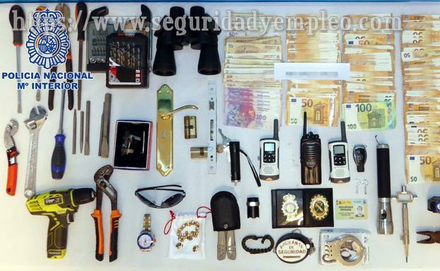 Detenidos dos individuos que utilizaban placas de Policía Nacional, Guardia Civil y acreditaciones de vigilante de seguridad. para robar en domicilios