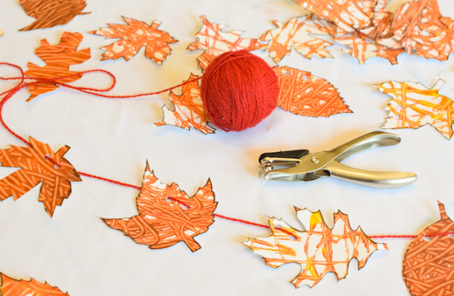 Easy fall craft for kids- Marble Painted Leaf Garland. Use this fun process art technique to make a pretty decoration for fall! Great activity for preschool, kindergarten, or elementary.