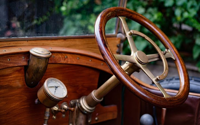 Mengapa kerangka mobil umumnya terbuat dari besi bukan