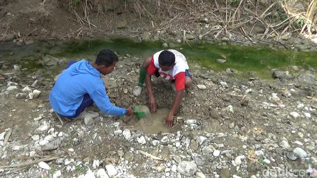 Kekeringan Parah, Warga di Tangen Mengais Air dari Dasar Sungai