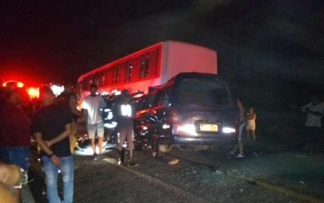 Colisão entre van e ônibus deixa 4 mortos e 10 feridos no sudoeste da Bahia