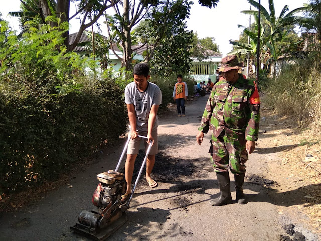 Bersama Warga Babinsa Karya Bakti  Perbaiki Jalan Berlubang
