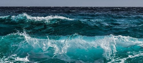 Nadar entre dos olas