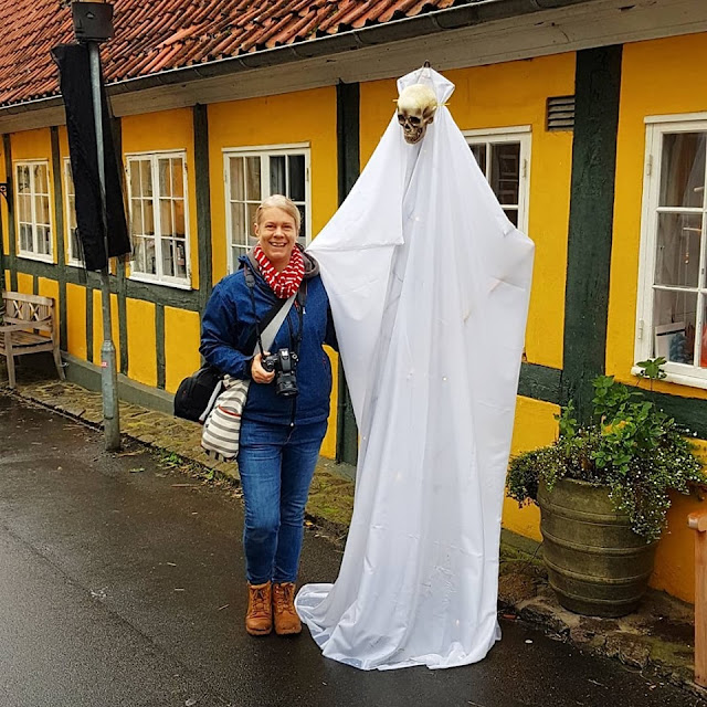 Schwebende Geister: Eine blitzschnelle Last-Minute-Halloween-Deko mit Luftballons basteln. Das gruselige Fest in Gudhjem auf Bornholm war  gespenstisch dekoriert.