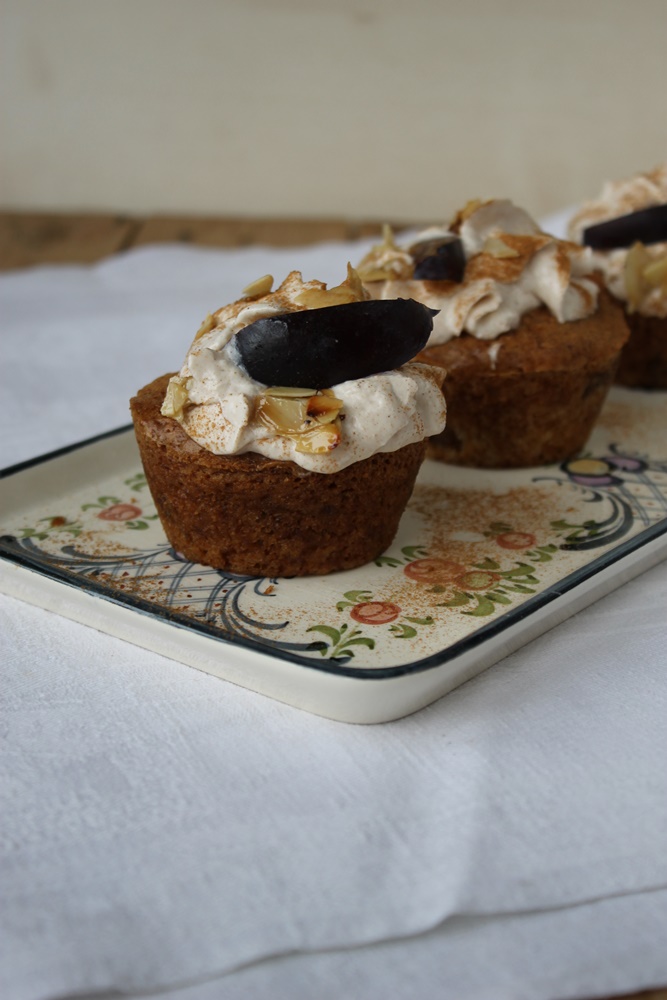 Zwetschgen-Muffins mit Zimtsahne und Ahorn-Mandel-Crunch