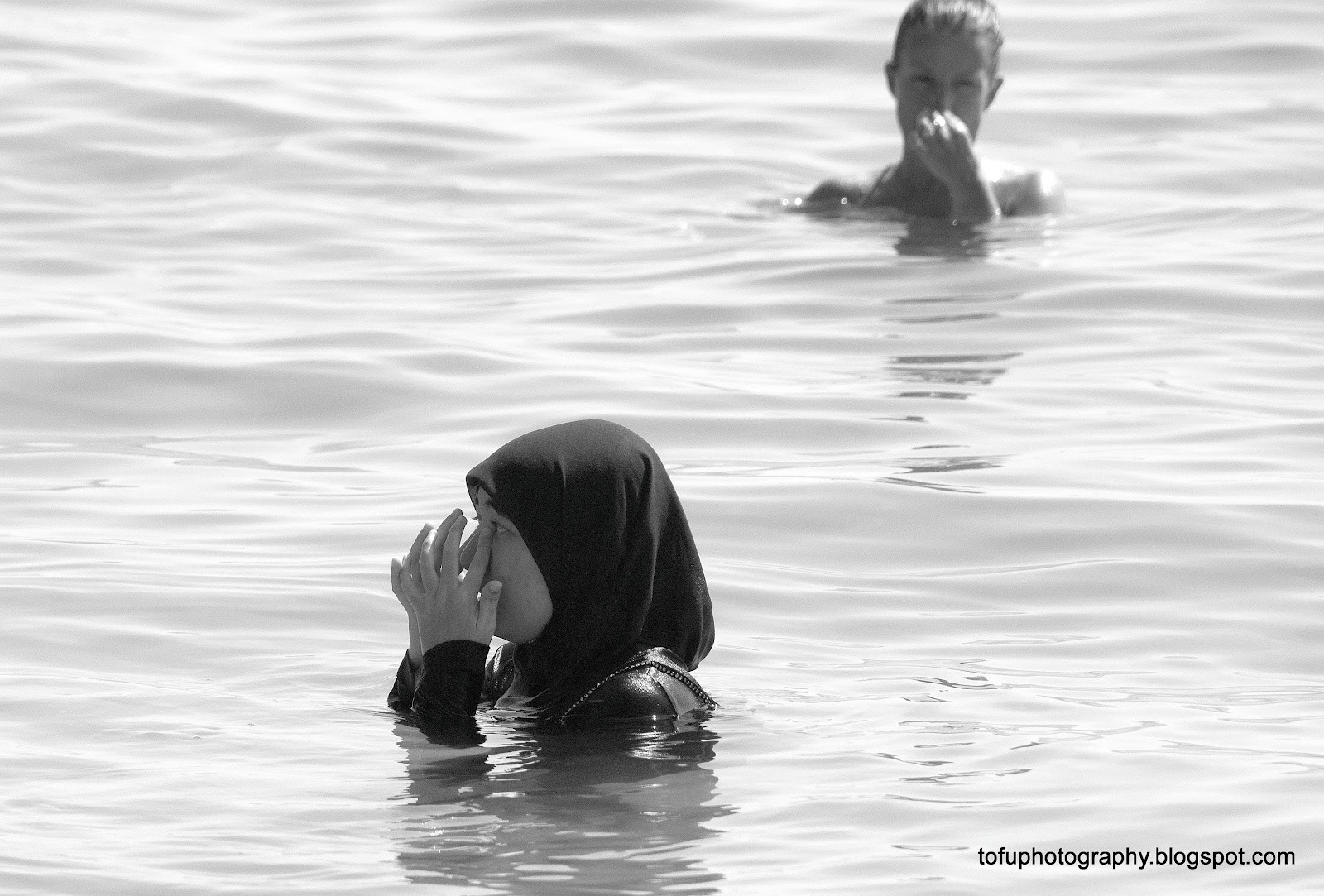 Tofu Photography Muslim woman swimming