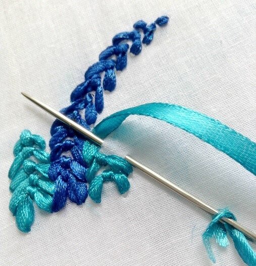 Thêu mũi xương cá bằng dây ruy băng - Hình 1