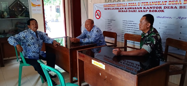 Komsos : Begini Ajakan Babinsa Bedoro Kepada Perangkat Desa