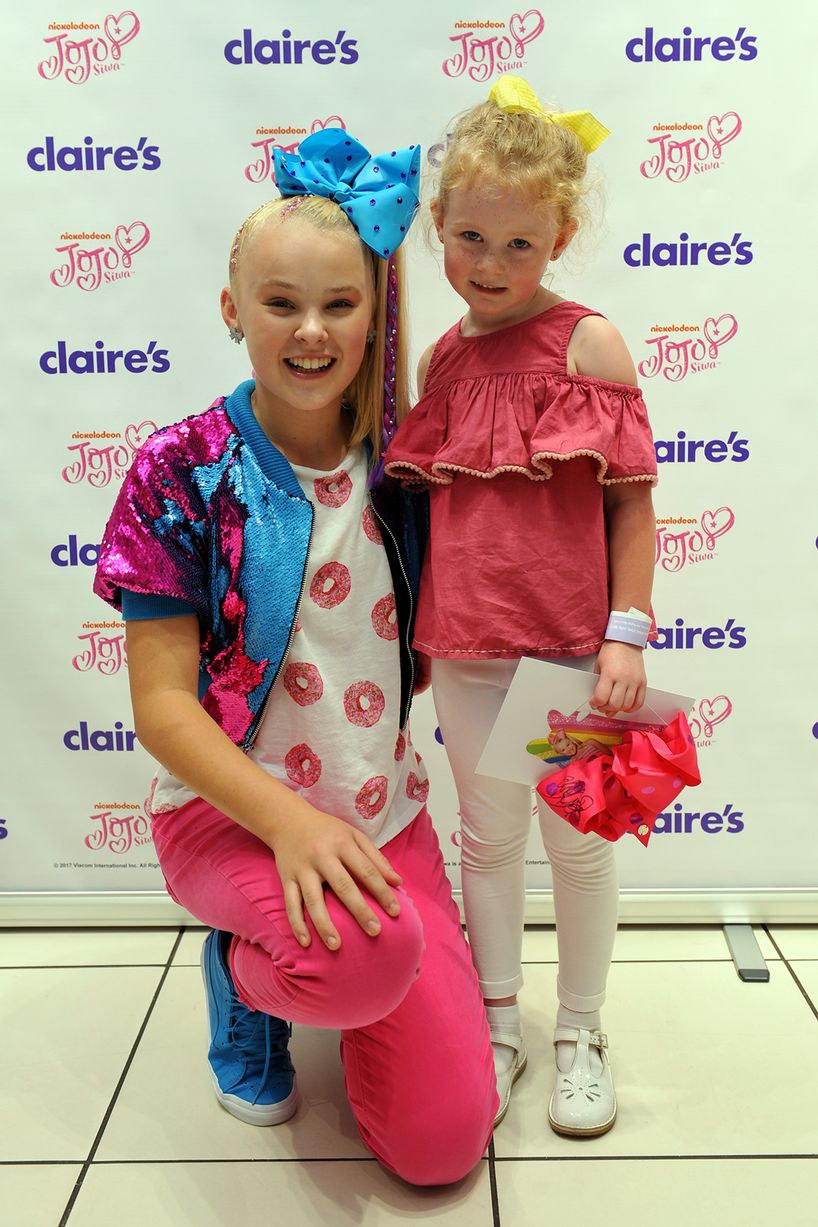 NickALive! JoJo Bows Star JoJo Siwa Sends Fans Into A Frenzy At The