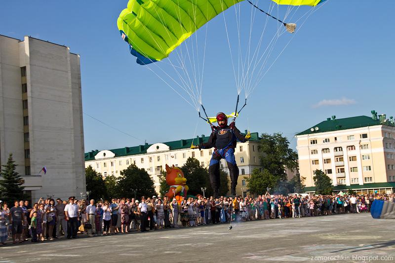 Шоу парашютистов. День города в Саранске