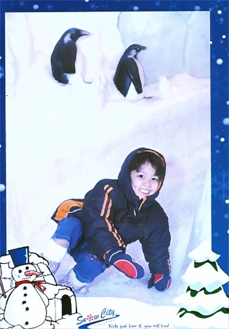 Kecil smiling in front of the penguins
