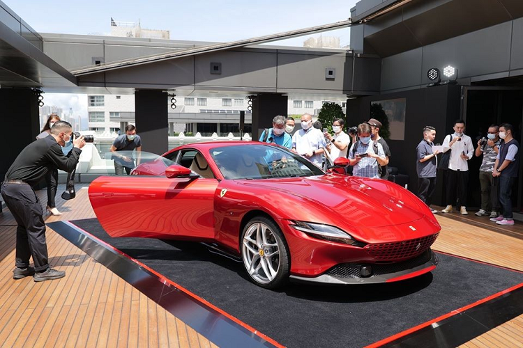 Siêu xe Ferrari Roma mới bán ra từ 9 tỷ đồng tại Hồng Kông