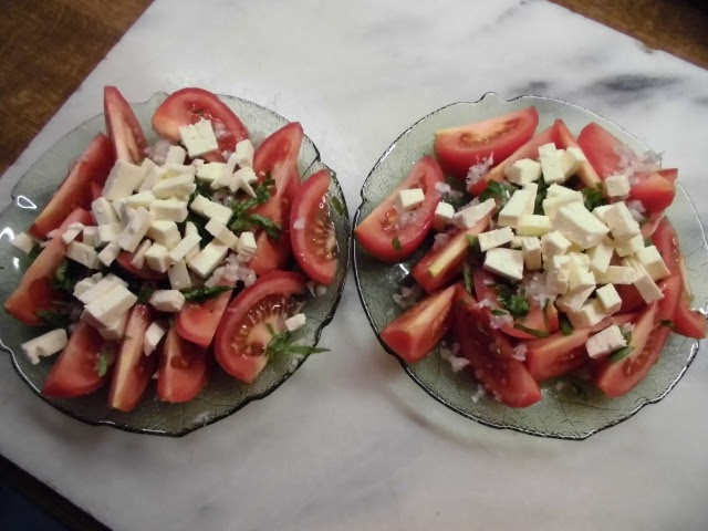 Küchentheater: Einfacher Tomatensalat mit Feta