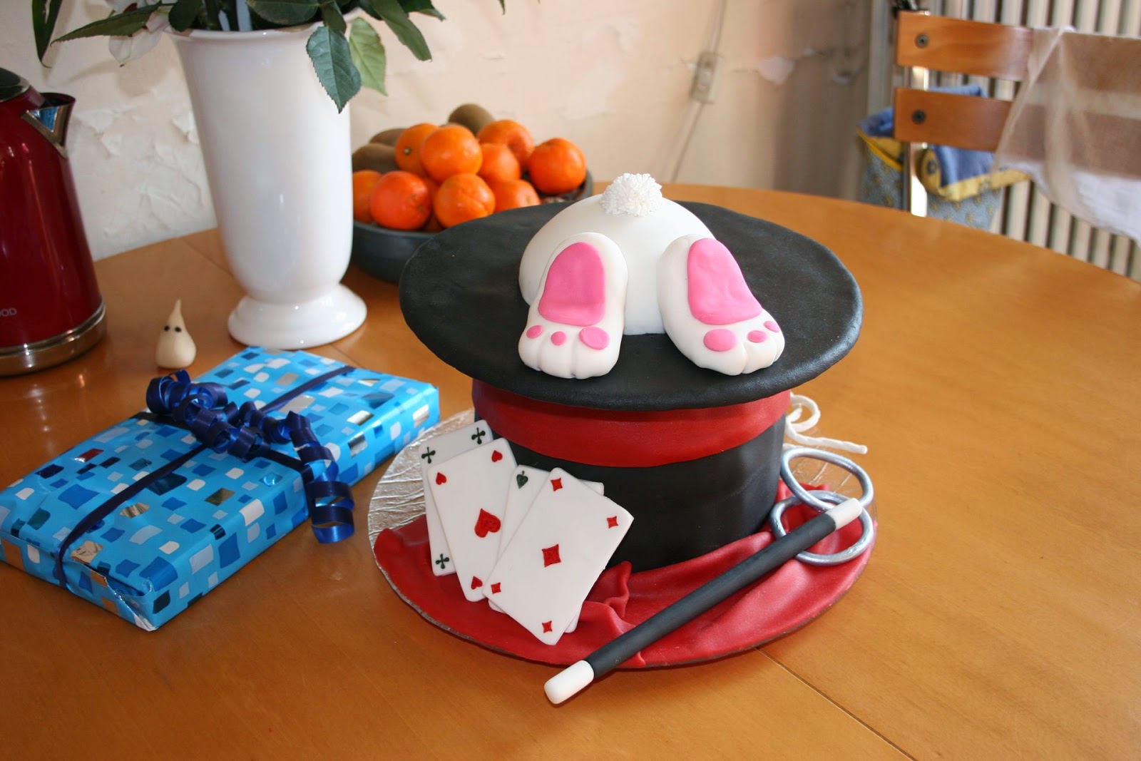 Brico-gateau: Gâteau chapeau de magicien et fesses de lapin