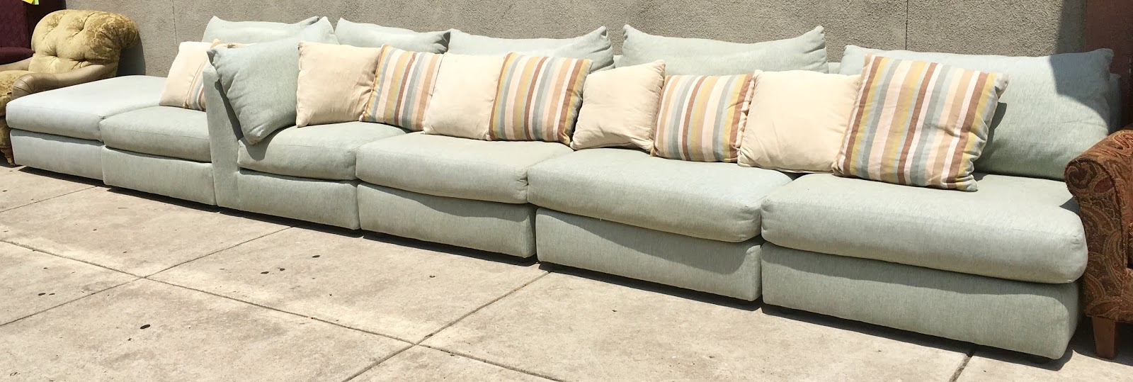 Uhuru Furniture & Collectibles 6 Piece Sectional with Accent Pillows