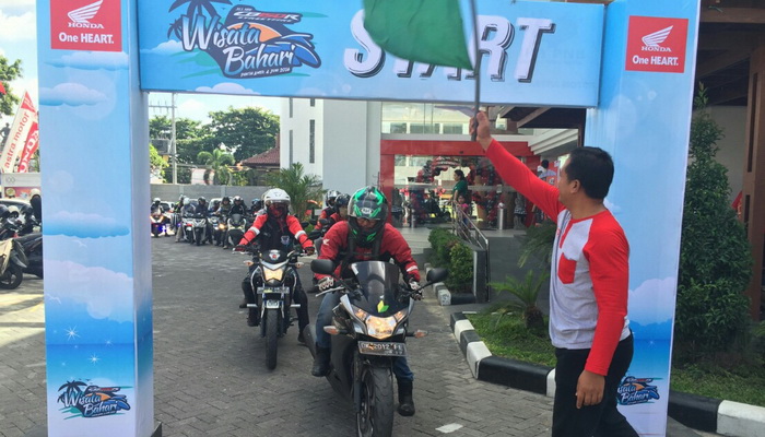 Menyusuri Wisata Bahari Bersama “Sang Penakluk” Honda CB150R