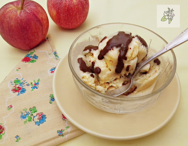 Helado vegano de coco y manzana asada.