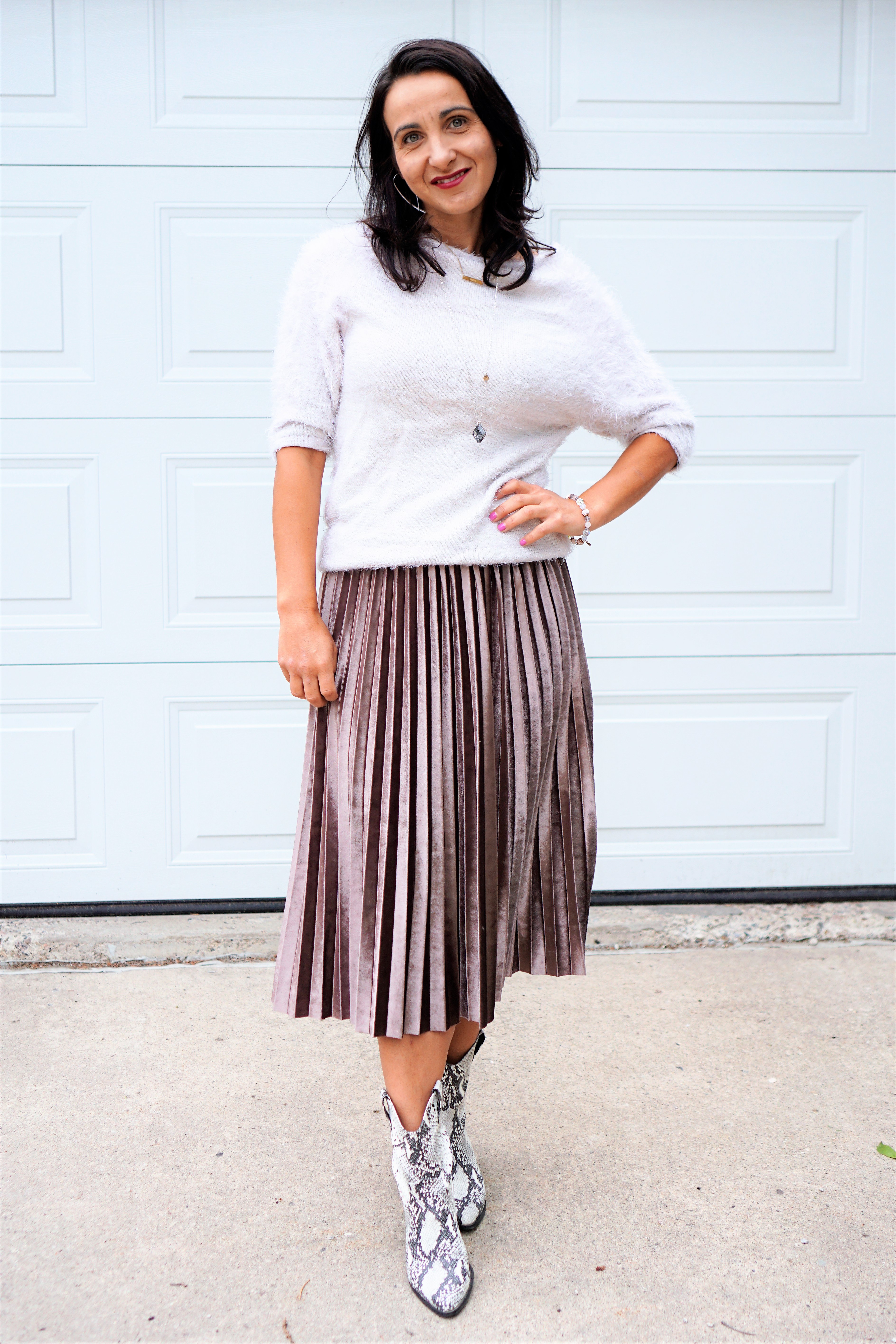 Bo's Bodacious Blog: Pretty Pink Pleated Skirt Five Ways & a Link Up
