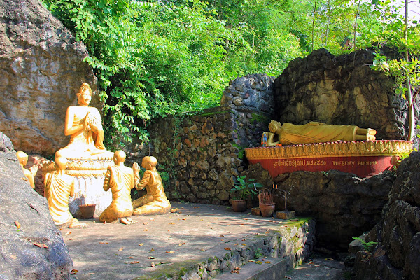 Estatua tuesday Buddha en la colina Phou Si