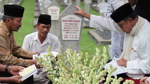 Sungguh Menggetarkan! Inilah Puisi dari B.J. Habibie untuk Sang Istri Tercinta, Ibu Ainun Sungguh Menggetarkan! Inilah Puisi dari B.J. Habibie untuk Sang Istri Tercinta, Ibu Ainun