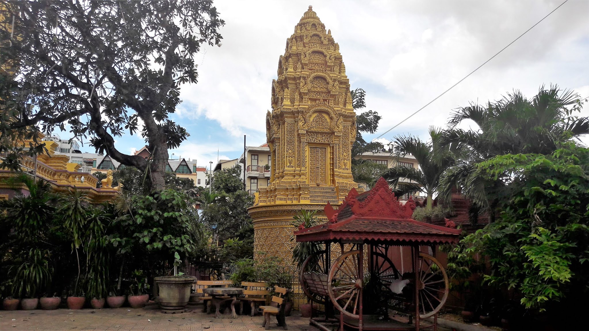 The gold stupa of Wat Ounalom.