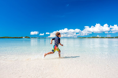 Enfant courant sur une plage des Bahamas