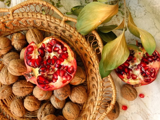 букет из грецкого ореха. яблоко и орехи. обои на рабочий стол орехи. гранат фон. гранат + свекла + грецкие орехи.