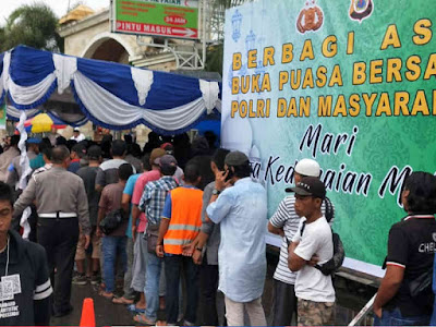 Royke Lumowa Bagikan Makanan Berbuka Puasa di Masjid Raya Alfatah Ambon Royke Lumowa Bagikan Makanan Berbuka Puasa di Masjid Raya Alfatah AmbonRoyke Lumowa Bagikan Makanan Berbuka Puasa di Masjid Raya Alfatah Ambon