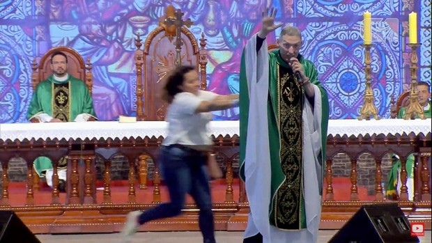 Mulher empurra Padre Marcelo Rossi e o derruba de altar durante missa em Cachoeira Paulista