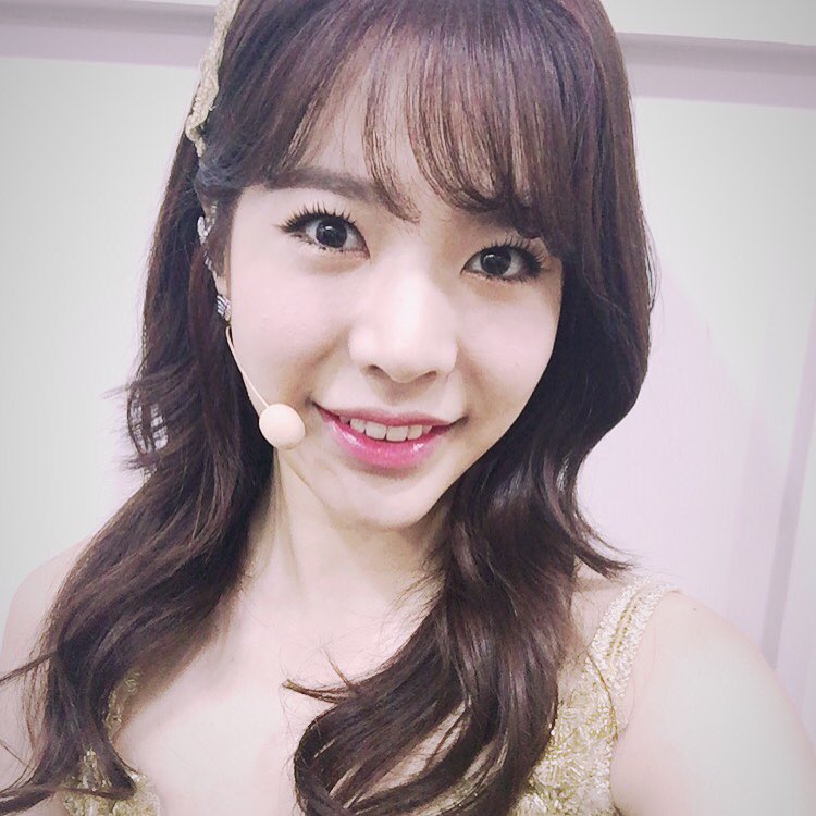 SNSD Sunny greets fans with her cute selfies.