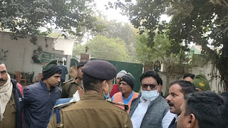 लालू यादव के आवास पर सचिवालय थाने की पुलिस एवं सुरक्षाकर्मियों के बीच विवाद, हंगामा लालू यादव के आवास पर सचिवालय थाने की पुलिस एवं सुरक्षाकर्मियों के बीच विवाद, हंगामा