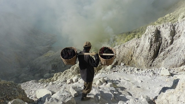 Penambang belerang kawah ijen banyuwangi Wisata kawah gunung ijen banyuwangi