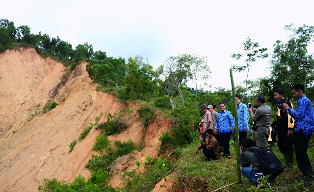 doa-bersama-pemkab-pacitan-dilokasi-banjir-batu