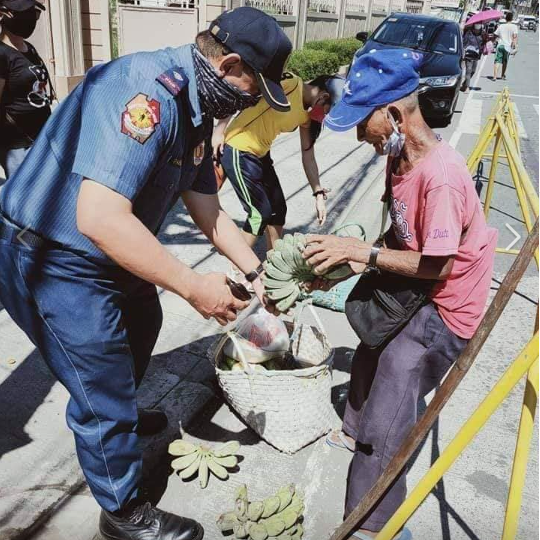 Lolong Naglalako ng Saging sa Init ng Araw, Pinakyaw ng Isang Pulis