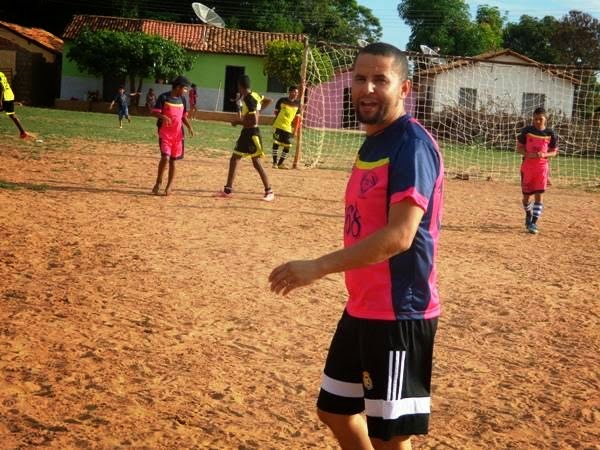 Paes Landim Noticias : Um jogo festivo encerra as atividades da Escolinha  de Futebol Fênix da cidade de Paes Landim durante o ano de 2014