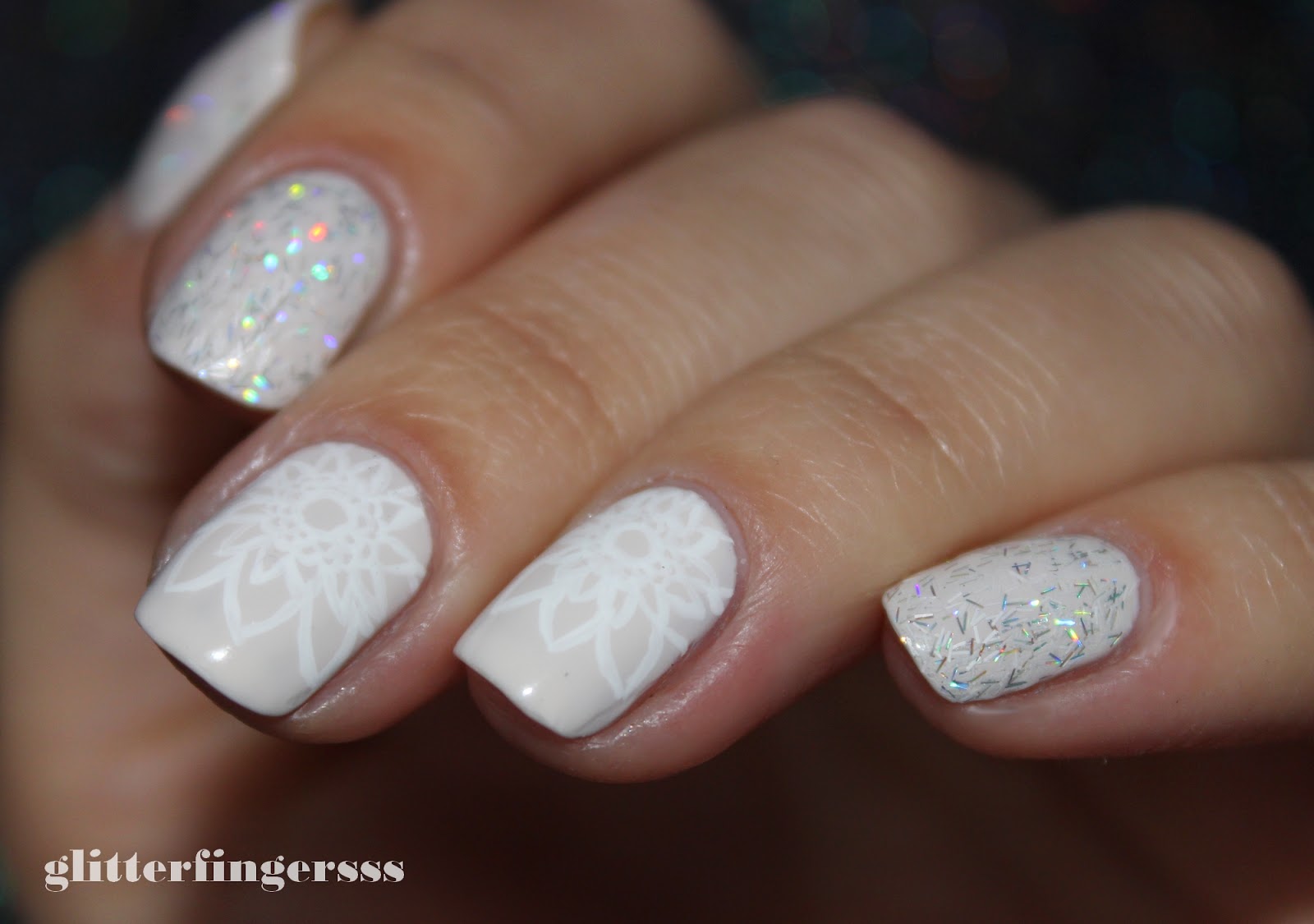 белый шеллак с блестками. ногти белые с блестками. маникюр на короткие белый с блестками. белый маникюр. маникюр белый с блесткамм.