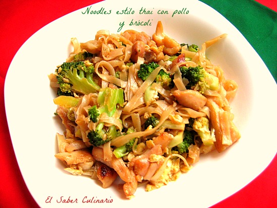 Noodles estilo thai con pollo y brócoli | El Saber Culinario