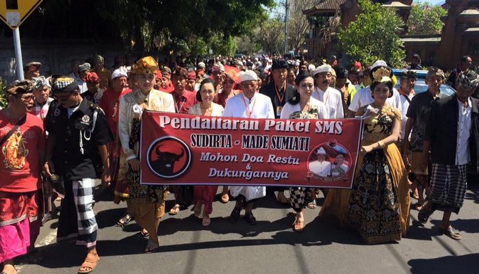 Ribuan Warga Karangasem Antar Sudirta-Sumiati ke KPU